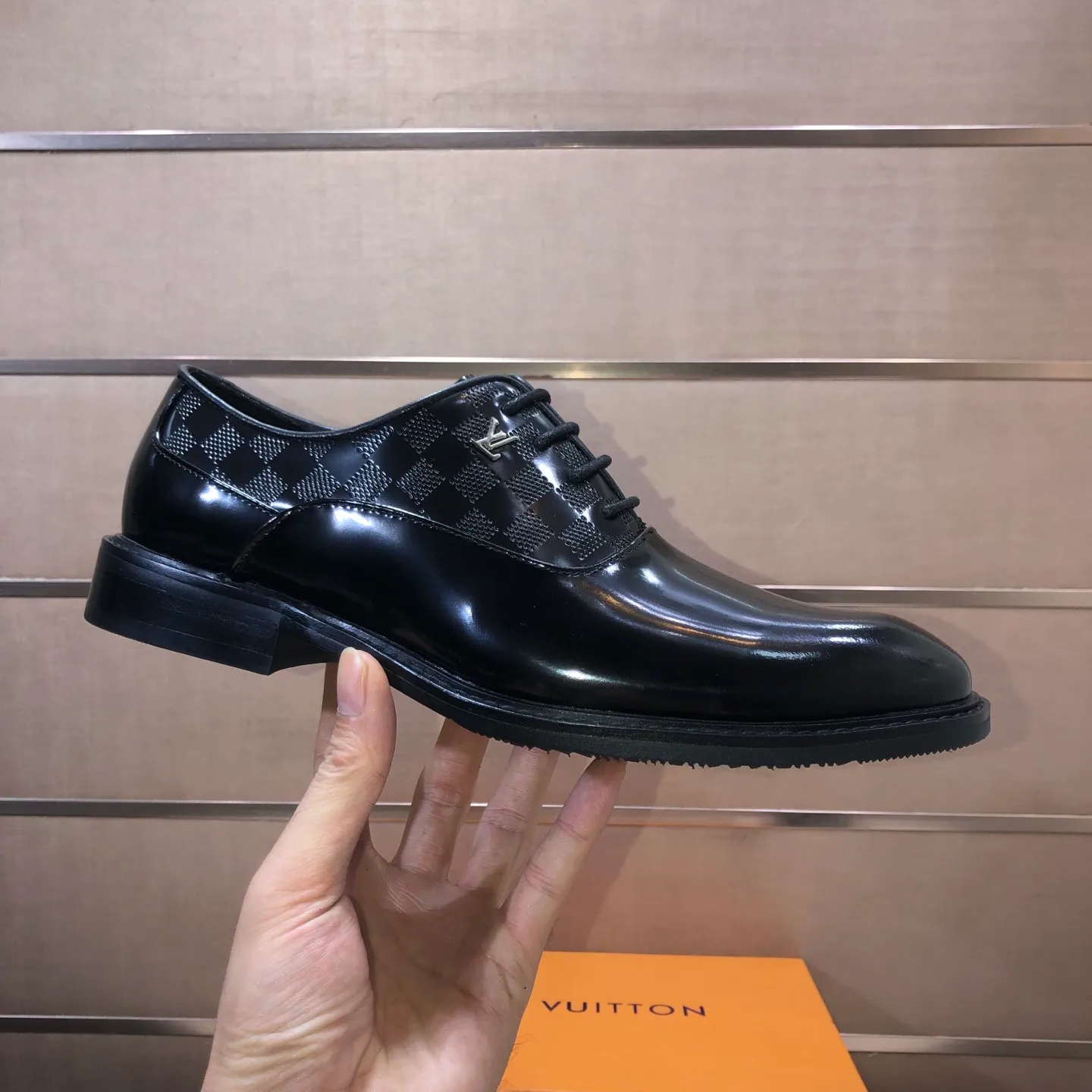 Men's men's shoes💰460💰【LV】(sheepskin lining) formal men's shoes! The high-end formal wear style is luxurious and elegant, with both practicality and style. We pay special attention to quality and details. The original version at the counter is 1:1 ultra-accurate replica👍🏻 The shoe last, leather, workmanship and comfort are not inferior! Material: imported cowhide upper, soft first layer of sheepskin! Code number: 38-45 (45 customized)